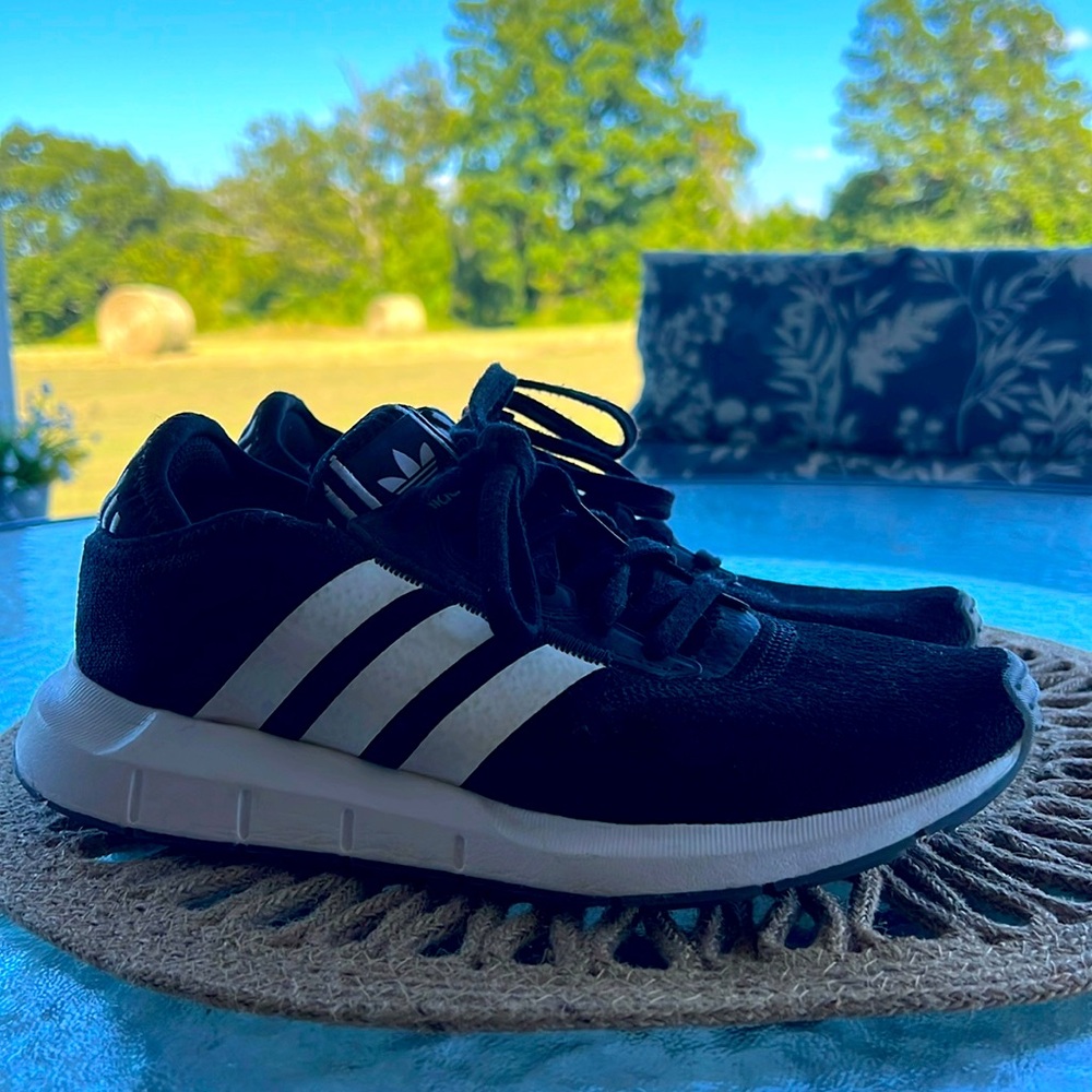 Adidas Swift Run X Low Womens Casual Running Shoes Black White 7.5